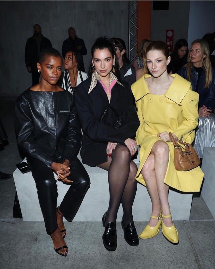 Letitia Wright, Dua Lipa, dan Hunter Schafer tampilkan personal style masing-masing lewat busana Prada yang mereka pakai kala hadir di fashion show brand tersebut. Foto: Instagram DuaLipa