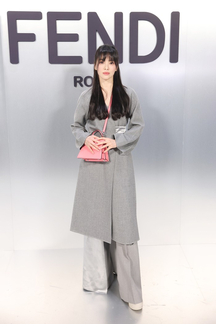 Song Hye Kyo memberikan sentuhan feminin pada gaya minimalisnya lewat tas Fendi Peekaboo pink kala hadir di peragaan Fendi fall winter 2023.Foto: Getty Images for Fendi/Daniele Venturelli