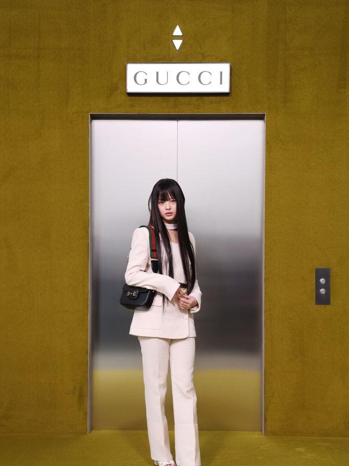 Pada Jumat, (24/2) lalu, salah satu anggota girl group NewJeans yaitu Hanni menghadiri acara Gucci Women F/W 2023 di Milan, Italia./ Foto: Getty Images for Gucci/Vittorio Zunino Celotto