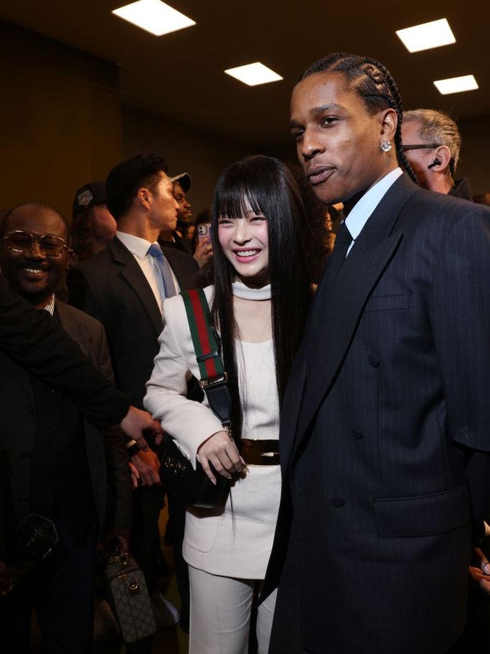 Selain Julia Garner dan Halle Bailey, Hanni juga sempat berbincang serta berpose bersama rapper terkenal Amerika Serikat, A$AP Rocky. Bahkan, pria tersebut juga mengajak Hanni untuk melakukan kolaborasi!/ Foto: Getty Images for Gucci/Victor Boyko