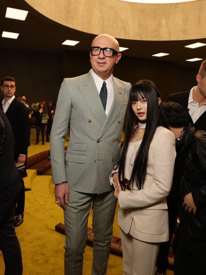 Hanni pun duduk di area front row hingga berpose bersama Marco Bizzarri, CEO dari Gucci./ Foto: Delphine Achard/WWD via Getty Im/Delphine Achard