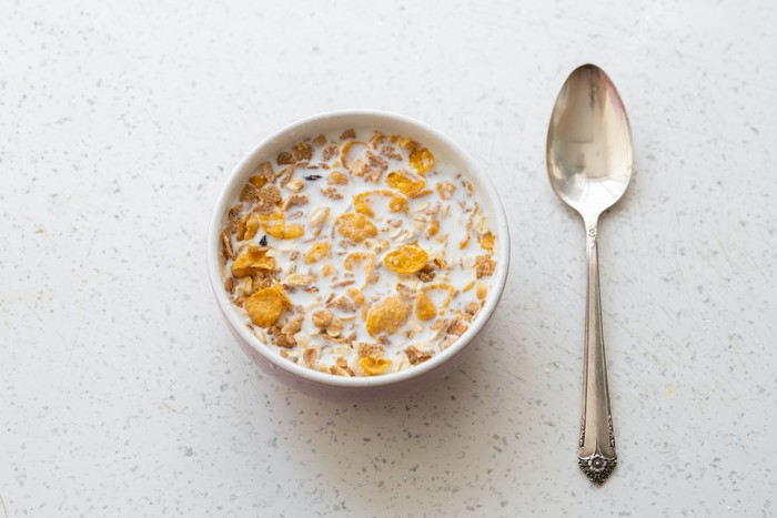 Ilustrasi sereal/Foto: Unsplash/Engin Akyurt Pantangan Konsumsi Jeruk Bersamaan Makanan dan Minuman Ini
