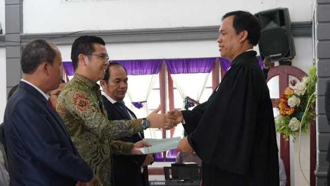 Staf Khusus Menteri Hukum dan HAM Bane Raja Manalu didaulat sebagai Ketua Umum Panitia Tahun PDP HKBP se-Distrik V Sumatra Timur, Minggu (26/2).
