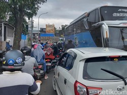 Sehari Jelang Penutupan, Masjid Al Jabbar Diserbu Pengunjung dari Berbagai Daerah