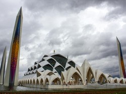 Masjid Al Jabbar di Bandung Tutup Lebih Lama