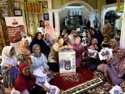 Pemuda Pendukung Ganjar Jambi Sumbang Pengeras Suara ke Majelis Taklim