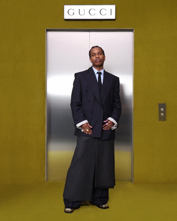 A$AP Rocky menerapkan teknik layering dalam setelan jas yang klasik kala hadir di fashion show Gucci fall/winter 2023. Foto: Instagram Gucci