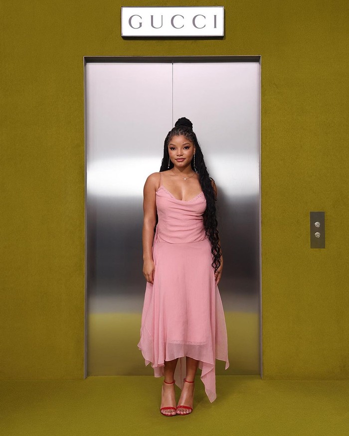 Halle Bailey, pemeran Ariel di versi terbaru The Little Mermaid tampil feminin dalam gaun warna blush pink dan sepatu senada di fashion show Gucci.Foto: Instagram Gucci