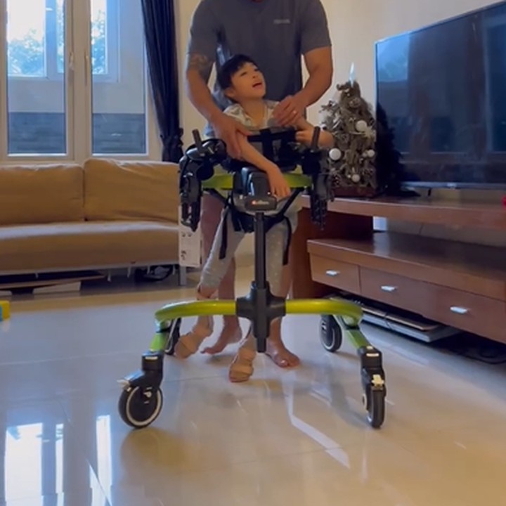 <p>Jevier mengenang kembali momen ketika Shen pertama kali divonis mengidap cerebral palsy<em>. "Dulu ketika Shen divonis dokter cerebral palsy, dokter ngomong Shen bisa jalan saja sudah syukur banget. Puji Tuhan saat ini Shen sudah bisa berjalan. Look at her so happy with her new tools,"</em> ungkapnya. (Foto: Instagram @jevierjustin)</p>