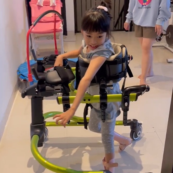 <p>Namun baru-baru ini, Jevier Justin berhasil membelikan putri sulungnya alat bantu jalan. Jevier bahkan membelinya dari Amerika Serikat, Bunda. <em>"Puji Tuhan, Shan bisa berjalan,"</em> tulis Jevier dalam unggahan videonya. (Foto: Instagram @jevierjustin)</p>