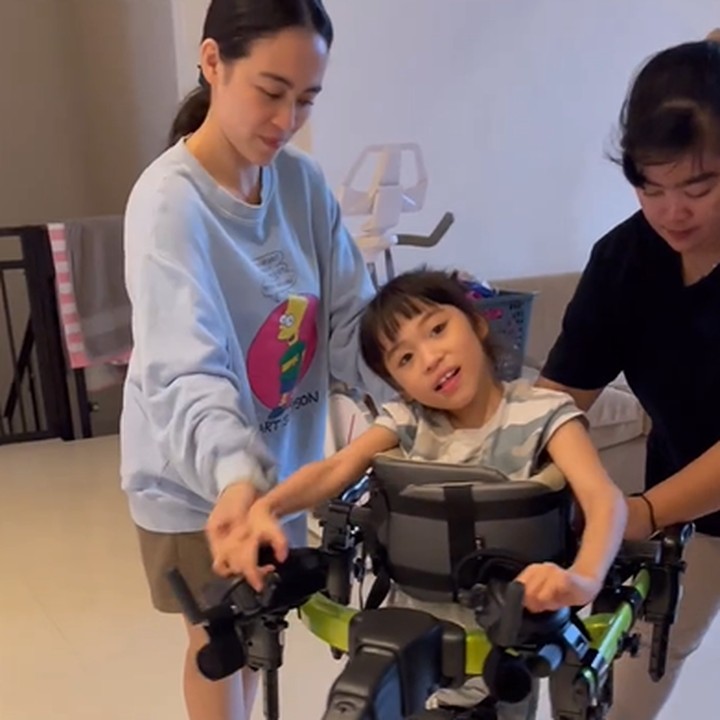 <p>Shannuel Favory Justin diketahui mengidap cerebral palsy sejak ia dilahirkan. Hal itu membuat Shannuel mengalami gangguan pertumbuhan, termasuk kesulitan berjalan. (Foto: Instagram @jevierjustin)</p>