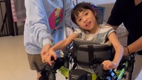 <p>Shannuel Favory Justin diketahui mengidap cerebral palsy sejak ia dilahirkan. Hal itu membuat Shannuel mengalami gangguan pertumbuhan, termasuk kesulitan berjalan. (Foto: Instagram @jevierjustin)</p>