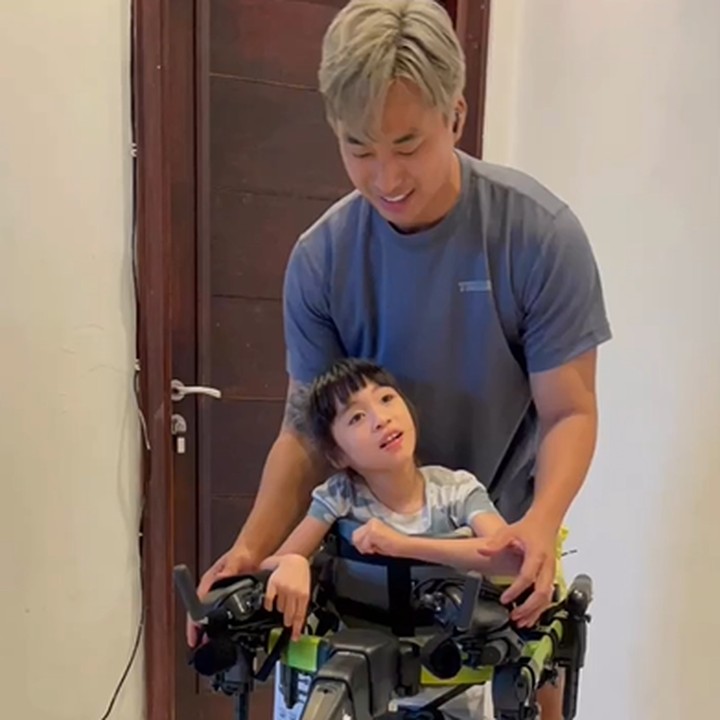 <p>Beberapa waktu lalu, Jevier dan Tiffany memang tengah melakukan trip ke Amerika Serikat. Hal itu mereka lakukan untuk mencari alat bantu jalan terbaik untuk putri mereka. Jevier mengaku sangat puas dengan usahanya. <em>"Ga sia sia trip kami ke US. Shan is very happy. Ga cuma itu, kami jg bawa plg ada kursi mandi lho,"</em> cerita Jevier. (Foto: Instagram @jevierjustin)</p>