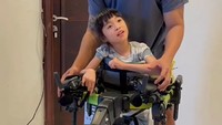 <p>Beberapa waktu lalu, Jevier dan Tiffany memang tengah melakukan trip ke Amerika Serikat. Hal itu mereka lakukan untuk mencari alat bantu jalan terbaik untuk putri mereka. Jevier mengaku sangat puas dengan usahanya. <em>"Ga sia sia trip kami ke US. Shan is very happy. Ga cuma itu, kami jg bawa plg ada kursi mandi lho,"</em> cerita Jevier. (Foto: Instagram @jevierjustin)</p>