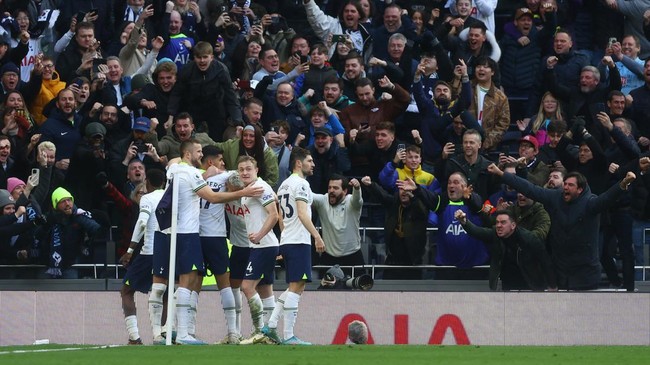 Tottenham Hotspur meraih kemenangan atas Chelsea dalam lanjutan Liga Inggris yang berlangsung di Stadion Tottenham Hotspur, Minggu (26/2).