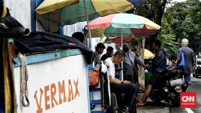 FOTO: Tukang Permak di Lenteng Agung dan Para Pelanggan Setia