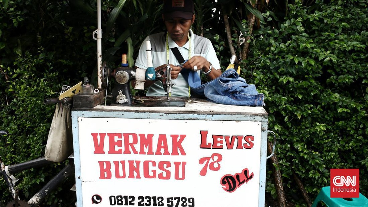 FOTO: Tukang Permak di Lenteng Agung dan Para Pelanggan Setia