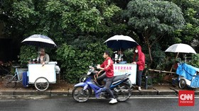 FOTO: Tukang Permak di Lenteng Agung dan Para Pelanggan Setia