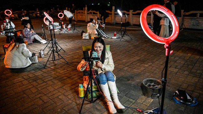FOTO: Ramai-ramai Cari Cuan di China Hingga Larut Malam