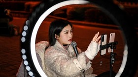 FOTO: Ramai-ramai Cari Cuan di China Hingga Larut Malam