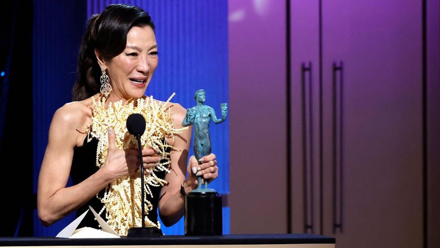 LOS ANGELES, CALIFORNIA - FEBRUARY 26: (L-R) Harry Shum Jr., Ke Huy Quan, Stephanie Hsu, James Hong, Michelle Yeoh, and Jamie Lee Curtis, recipients of the Outstanding Performance by a Cast in a Motion Picture award for 