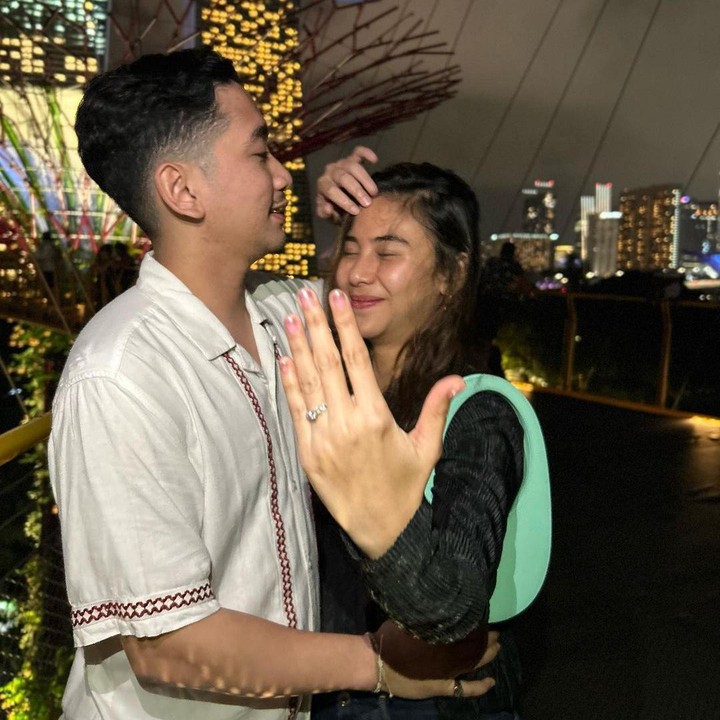 <p>Adinda Thomas mengunggah potret mengejutkan pada (18/2/23) dengan memperlihatkan cincin yang melingkar di jari manisnya. Artis asal Bandung itu dilamar oleh Raka Akmal saat tengah berlibur di Singapura, Bunda. (Foto: Instagram @adindathomas)</p>