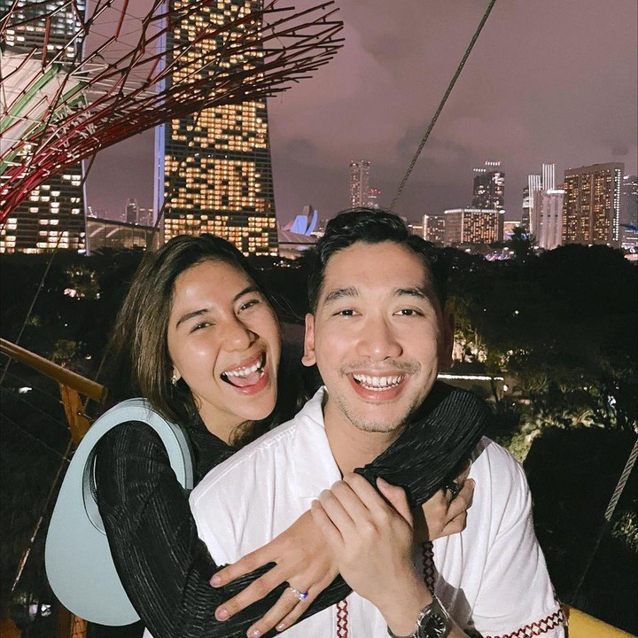 <p>Adinda Thomas tengah berbahagia. Aktris cantik berusia 29 tahun itu baru saja dilamar oleh sang kekasih, Raka Akmal. (Foto: Instagram @adindathomas)</p>