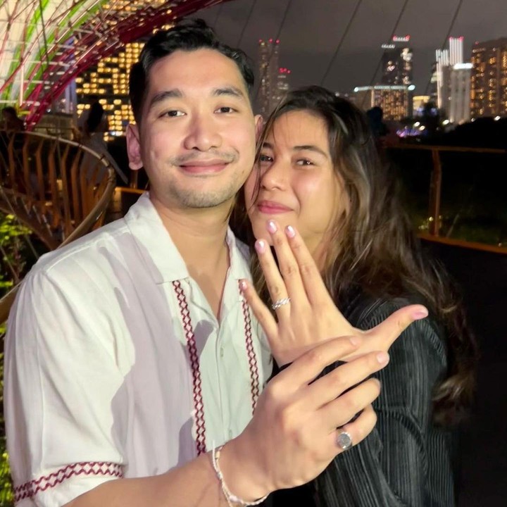 <p>Potret Adinda Thomas yang dilamar oleh sang kekasih langsung dihujani komentar oleh para rekan artis. Mereka mengucapkan selamat kepada pemain film<em> KKN di Desa Penari</em> itu. <em>"Congratulations sayanggg,"</em> ucap Sophia Latjuba. <em>"AAAA HAPPY FOR YOU TWOO,"</em> kata Vidi Aldiano. (Foto: Instagram @adindathomas)</p>