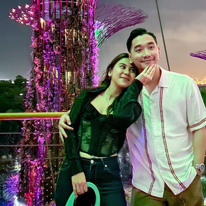 <p>Raka Akmal melamar sang kekasih di tengah suasana romantis Supertree Grove yang terletak di Gardens by the Bay, Singapura pada malam hari.<em> "Here's to love and laughter and happily ever after,"</em> tulis Adinda di keterangan foto. (Foto: Instagram @adindathomas)</p>
