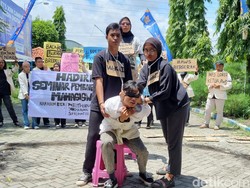 Mahasiswa Stikosa-AWS Gelar Aksi Kecam Arogansi Ketua Beredel Persma