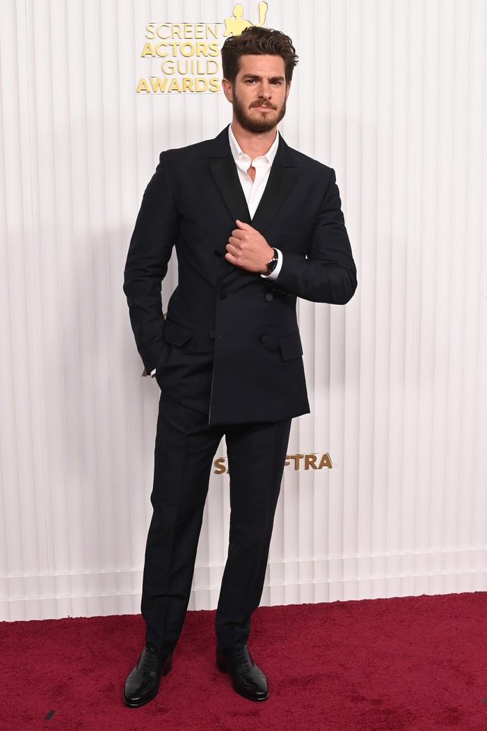 Setelan warna navy yang klasik jadi terlihat modern berkat aksen kontras dari warna kerah jas dan membuat gaya Andrew Garfield makin stylish. Foto: David Fisher/Shutterstock for SAG Awards/David Fisher/Shutterstock for SAG Awards/Courtesy of Valentino