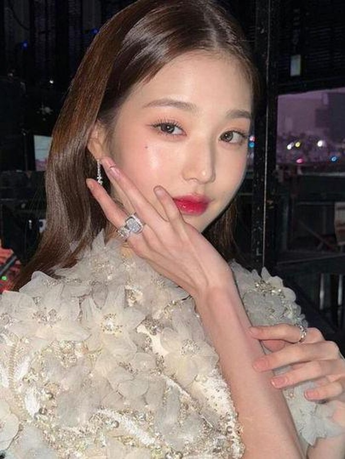 Bahkan berbagai pose foto hingga outfit yang ia kenakan sering menjadi inspirasi bagi kalangan perempuan di usia muda, lho!/ foto: instagram.com/for_everyoung10