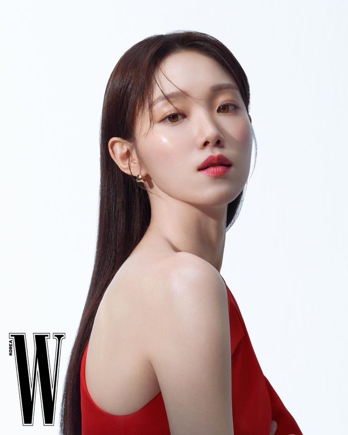 Even W Korea, as the magazine that supports Lee Sung Kyung's collaboration with Shiseido, also revealed that the actress has skin that shines as clear as dew and a pure positive aura. / Photo: instagram.com/heybiblee