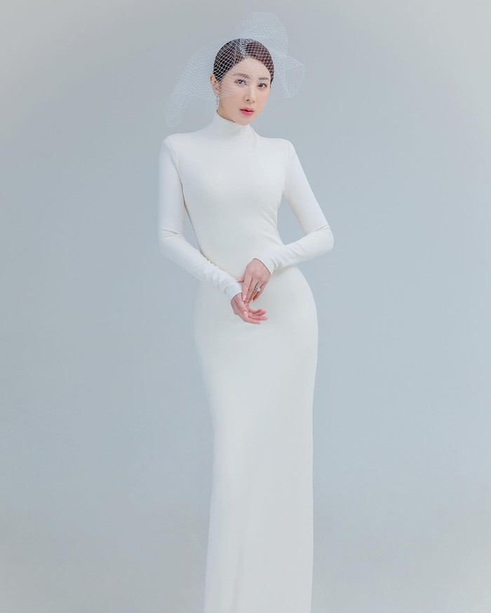 Dalam konsep foto pernikahannya, Seo In Young mengambil konsep 'The Day is Coming' yang menggambarkan kebahagiaan aktris yang memulai debutnya sebagai idol girl group Jewelry tersebut dalam menyambut status baru dalam hidupnya./ Foto: instagram.com/seoin0