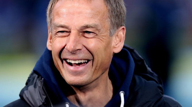 Jurgen Klinsmann resmi jadi pelatih baru timnas Korea Selatan. Asosiasi Sepak Bola Korea (KFA) mengonfirmasi kabar tersebut pada Senin (27/2).