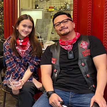 Momen Ferry Maryadi Pangku Serta Peluk Putri Tuai Pro dan Kontra