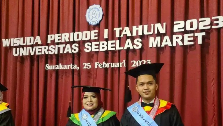 Ibu dan Anak Wisuda Bareng di UNS Ibu dan Anak Wisuda Bareng di UNS