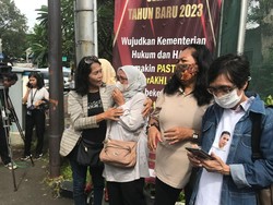 Sedih Eliezer Dipenjara, Ibu-ibu 69 Tahun Sesenggukan di Depan Lapas Salemba