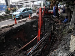Ada Jalan Amblas, Lalin Jelang Jl Fatmawati Jaksel Macet 1 Km Pagi Ini