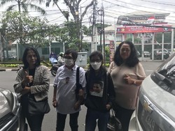 Jelang Eliezer Dijebloskan ke Penjara, Pendukung Sambangi Lapas Salemba