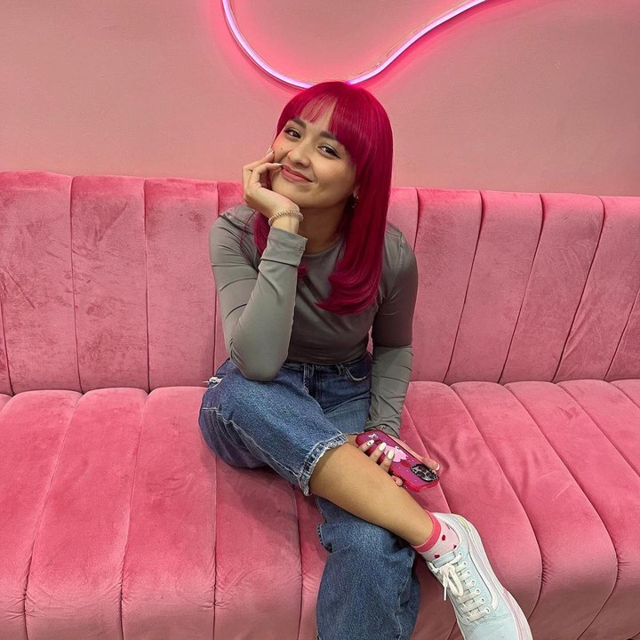 <p>Joanna Alexandra juga merapikan bagian poninya sehingga terlihat seperti gadis ABG, nih. Penampilannya didukung dengan gaya busana kasual berupa baju lengan panjang, celana jins, serta sepatu <em>sneakers.</em> (Foto: Instagram @joannaalexandra)</p>