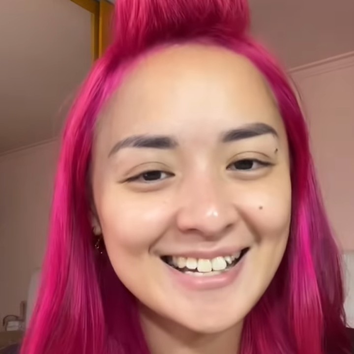 <p>Dalam unggahan Instagram Story, Joanna Alexandra juga memamerkan gaya rambut terbarunya kepada para <em>followers.</em> Ia tampak sedang bersiap-siap menata rambut dengan menggulung poninya. (Foto: Instagram @joannaalexandra)</p>