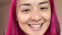 <p>Dalam unggahan Instagram Story, Joanna Alexandra juga memamerkan gaya rambut terbarunya kepada para <em>followers.</em> Ia tampak sedang bersiap-siap menata rambut dengan menggulung poninya. (Foto: Instagram @joannaalexandra)</p>