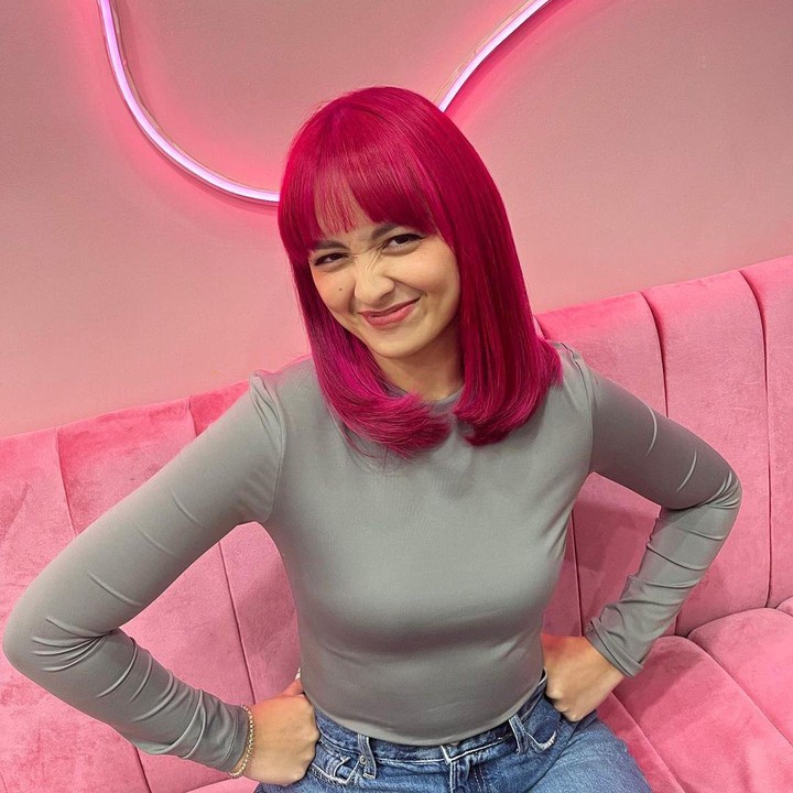 <p>Joanna Alexandra mencoba kembali mewarnai rambutnya dengan warna <em>pink</em> seperti dahulu. Namun kali ini, ia memilih warna pink yang lebih <em>bold</em> dan nyentrik. (Foto: Instagram @joannaalexandra)</p>