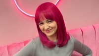 <p>Joanna Alexandra mencoba kembali mewarnai rambutnya dengan warna <em>pink</em> seperti dahulu. Namun kali ini, ia memilih warna pink yang lebih <em>bold</em> dan nyentrik. (Foto: Instagram @joannaalexandra)</p>