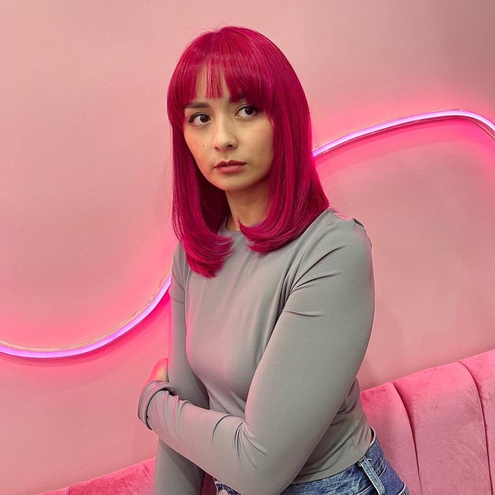 <p>Sebelumnya, Joanna pernah mewarnai rambutnya dengan warna <em>soft pink</em> yang sedikit diberi <em>highlight</em> dengan <em>blonde.</em> Namun, warna <em>pink</em> kali ini membuatnya terlihat lebih <em>fresh</em> ya, Bunda? (Foto: Instagram @joannaalexandra)</p>