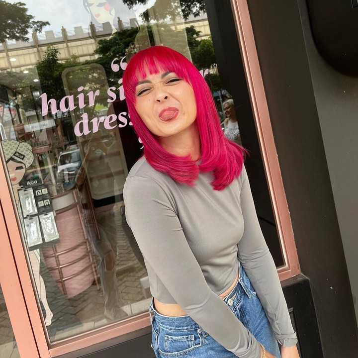 <p>Tak hanya mengubah rambutnya dengan warna <em>shocking pink</em>, Joanna juga memotong rambut dengan panjang sebahu. Ia membiarkan rambutnya tergerai lurus. (Foto: Instagram @joannaalexandra)</p>