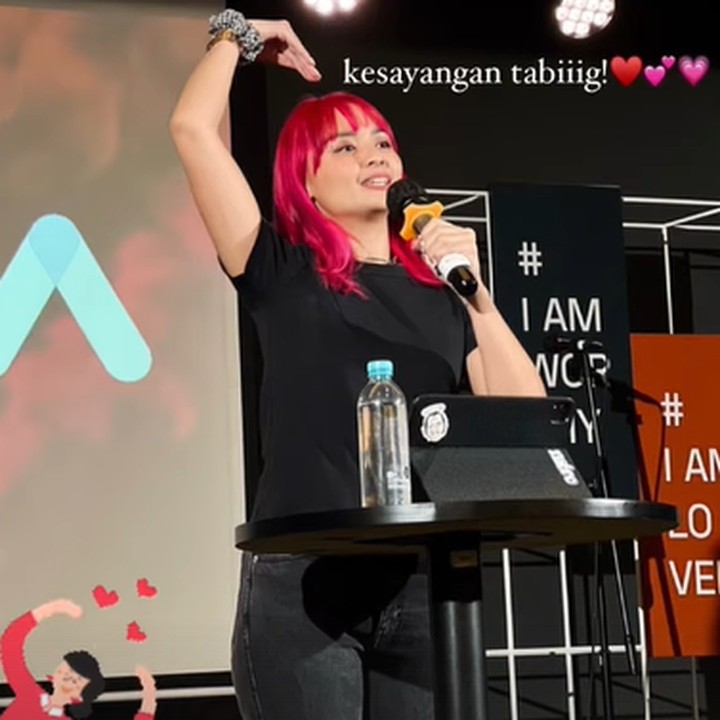 <p>Baru mengganti warna rambut, Joanna Alexandra langsung tampil di depan publik saat menghadiri suatu acara. Penampilan terbaru Joanna langsung banjir pujian dari netizen yang menyebutnya seperti anak muda. <em>"Dia sudah punya anak gadis banyk lg anak nya tpi dia nya ssndiri seprti anak gadis,"</em> komentar akun @ayko***. <em>"Dasar mamak mamak anak 4, body n face nya ngalahin anak gadis!!!!! Iri akutuh,</em>" sambung @astridde**** (Foto: Instagram @joannaalexandra)</p>