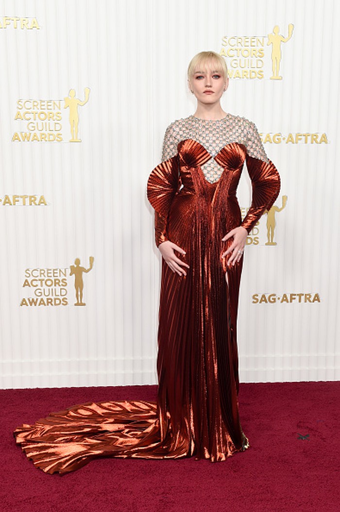 Julia Garner tampil mencuri perhatian dalam gaun detail lipit dan slit dalam nuansa metallic karya Gucci. Foto: Variety via Getty Images/Gilbert Flores