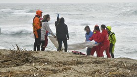 FOTO: Nahas Nyaris 60 Imigran Tewas Tenggelam di Italia